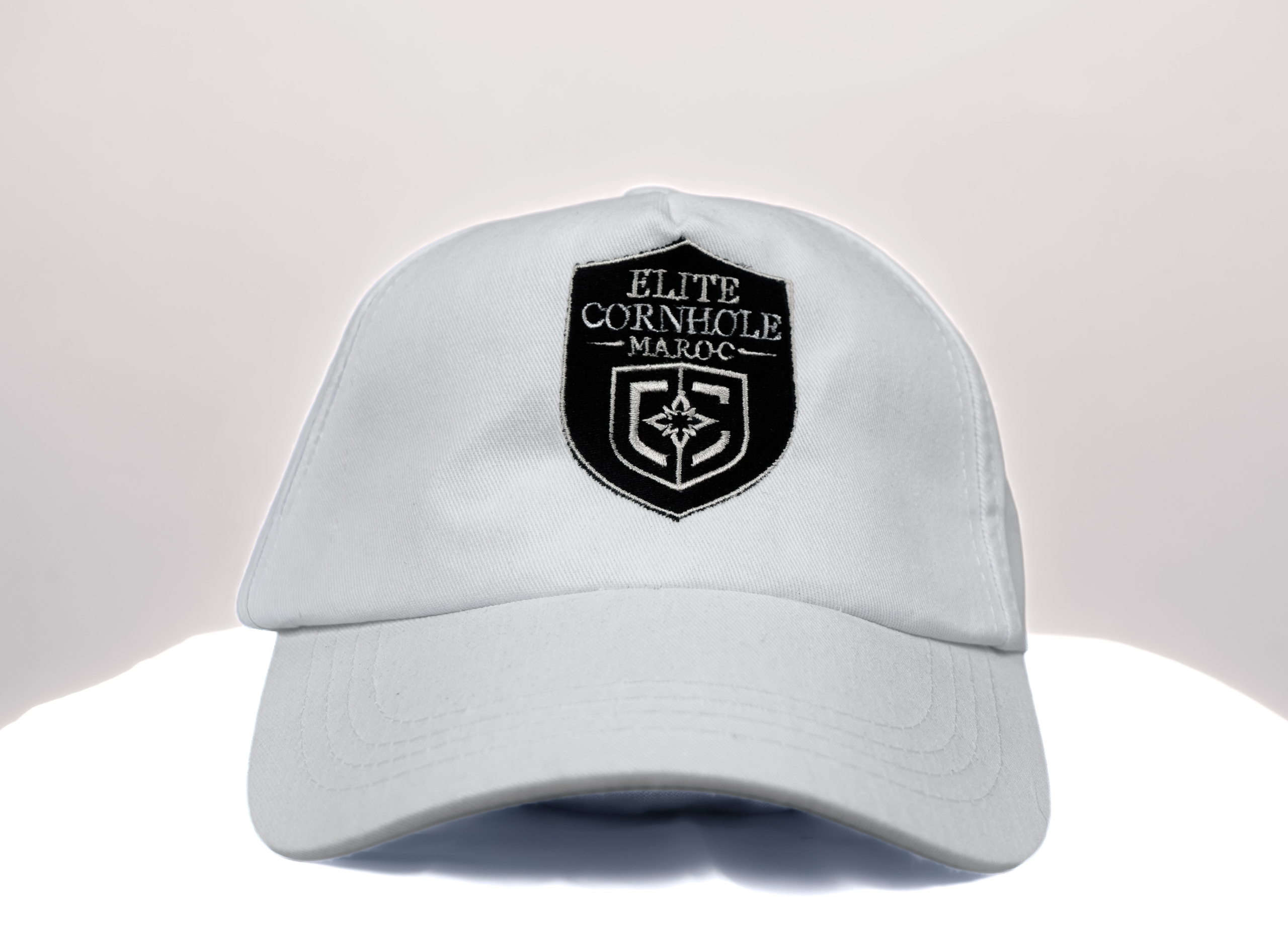 Casquette blanche élégante avec logo brodé, pour un rendu sobre et premium.